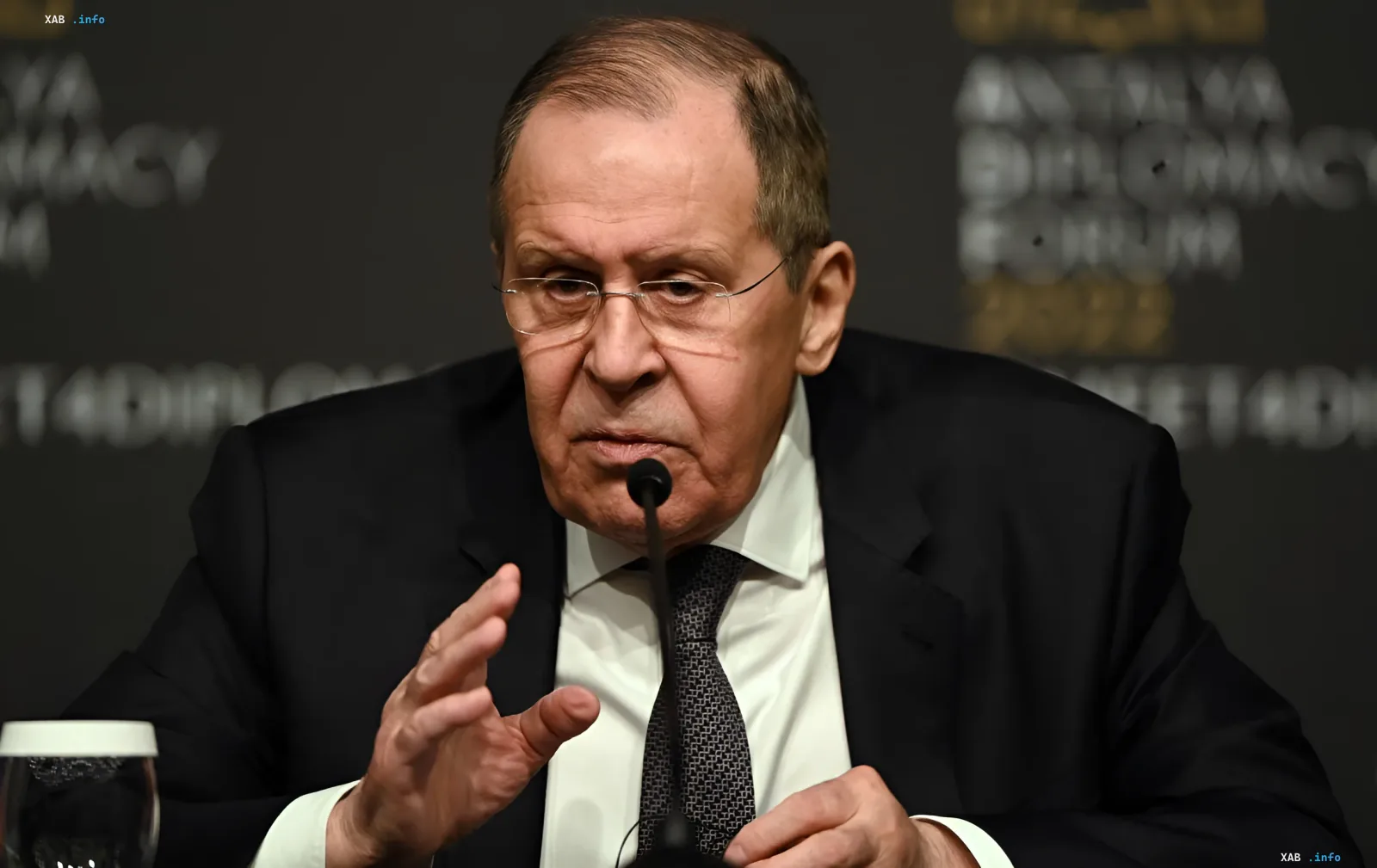 Глава МИД РФ Сергей Лавров выступает за трибуной на международном форуме
