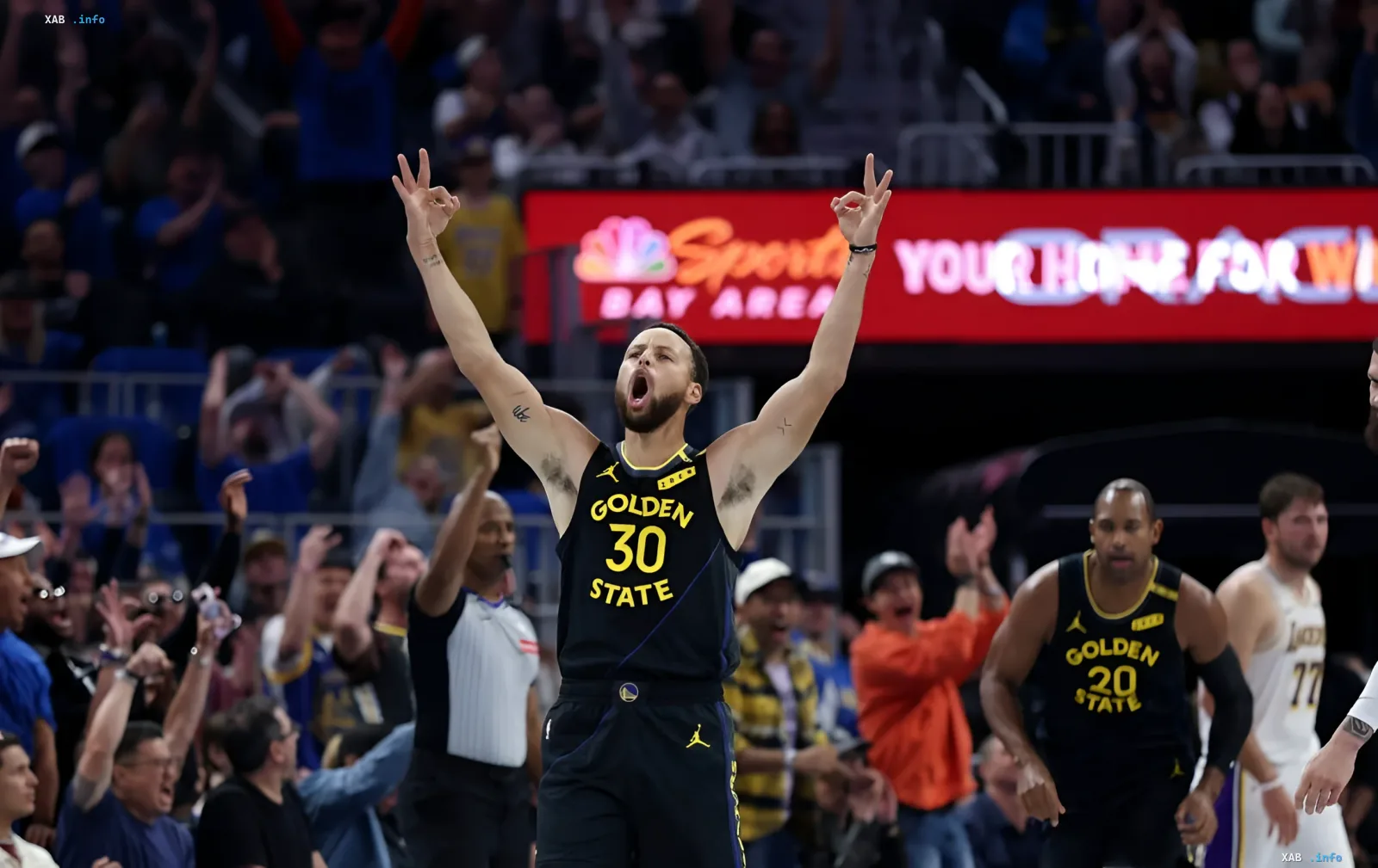 Stephen Curry jubelt mit erhobenen Händen auf dem Basketballfeld