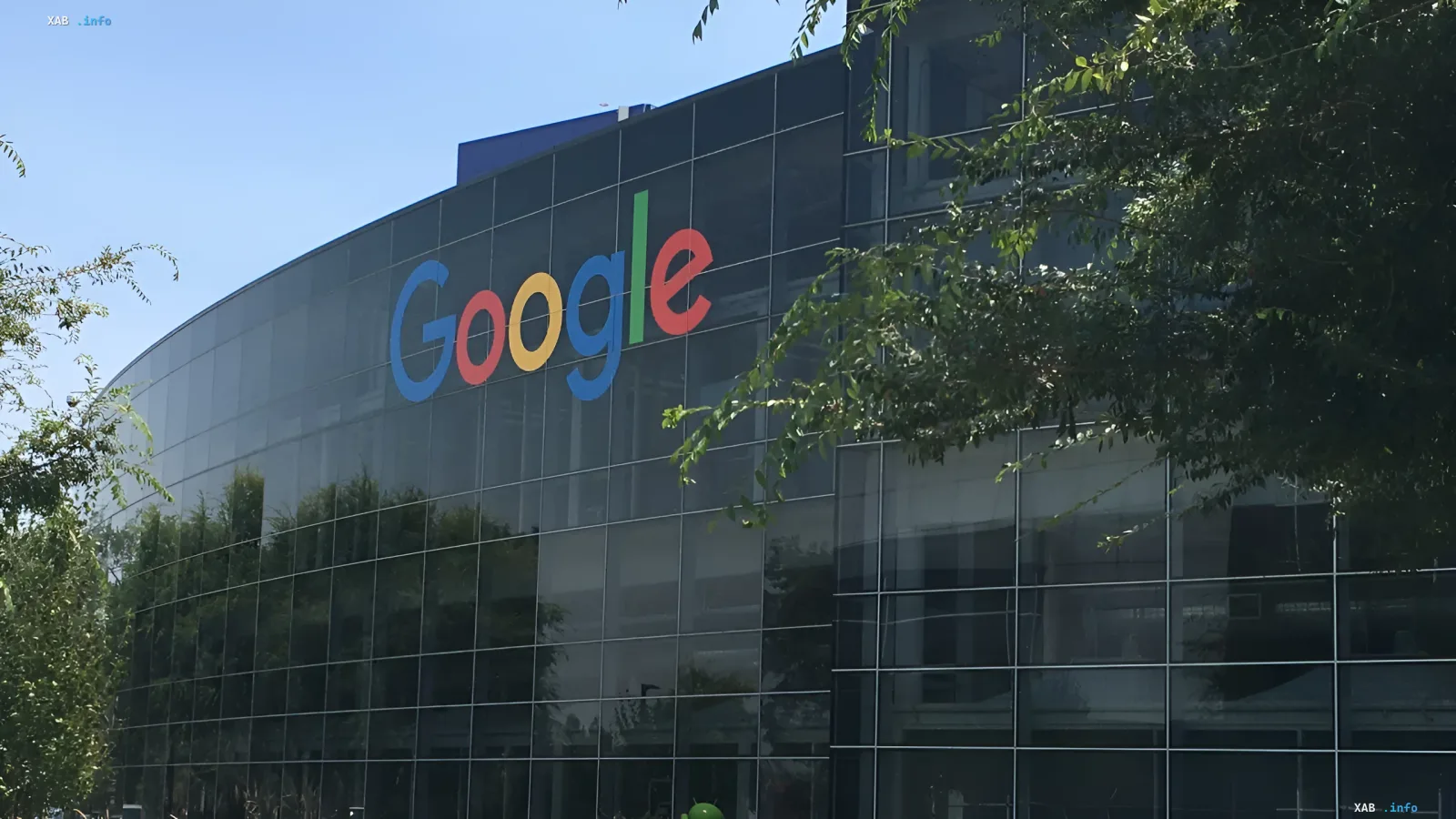 Современное офисное здание Google с большой цветной вывеской компании на стеклянном фасаде