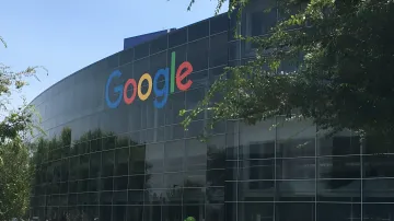 Современное офисное здание Google с большой цветной вывеской компании на стеклянном фасаде