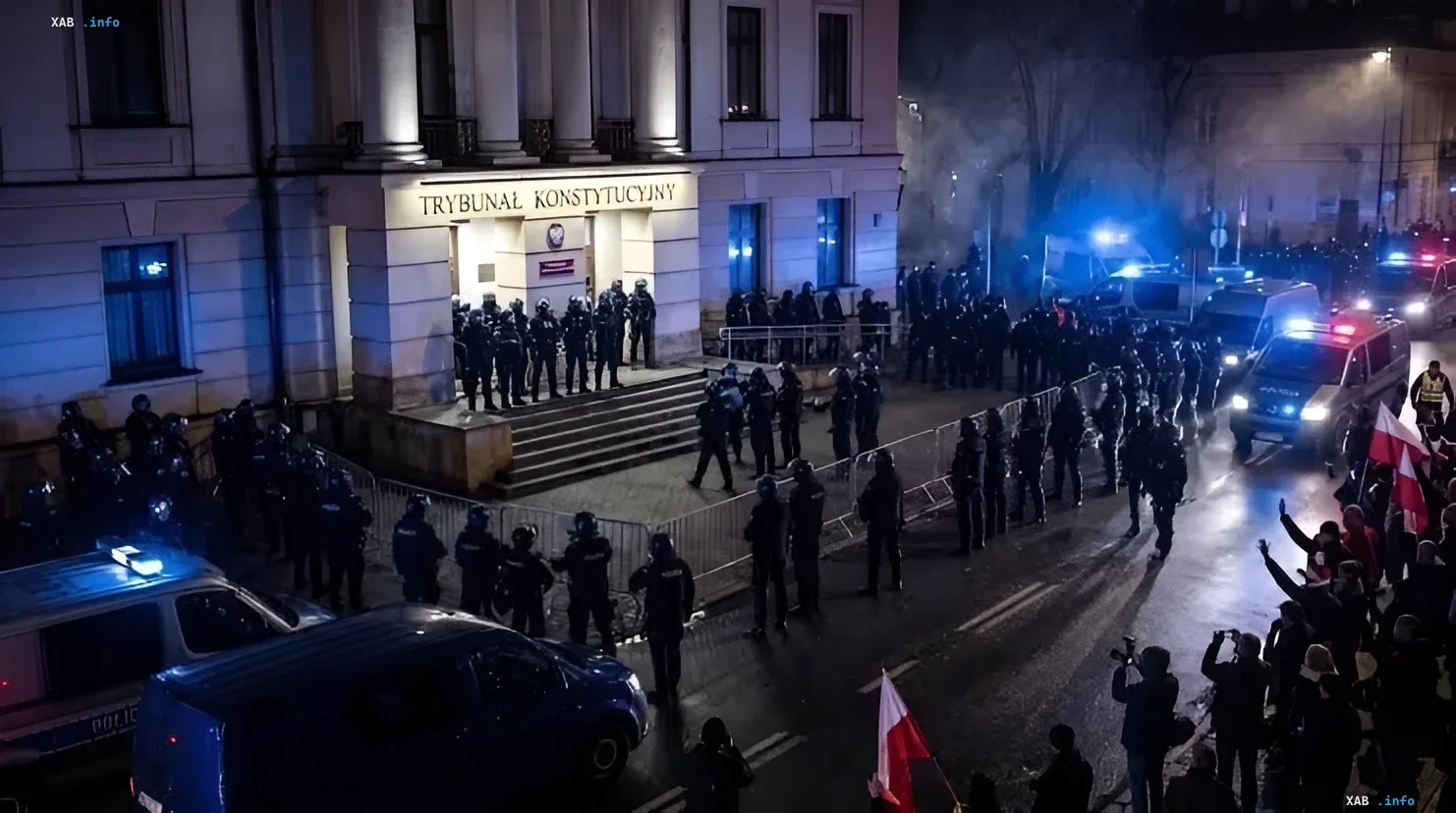Здание Конституционного суда в Варшаве ночью оцеплено силами полиции на фоне политического кризиса в Польше