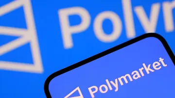 Logo der Prognoseplattform Polymarket auf einem leuchtend blauen Smartphone-Bildschirm