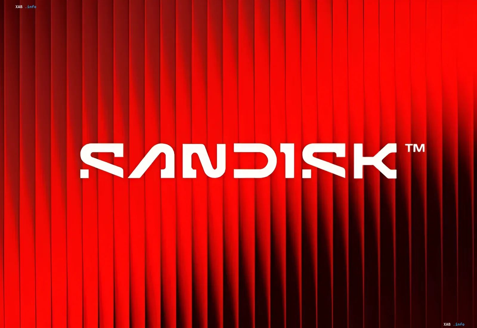 Sandisk-Logo vor einem roten, vertikal strukturierten Hintergrund