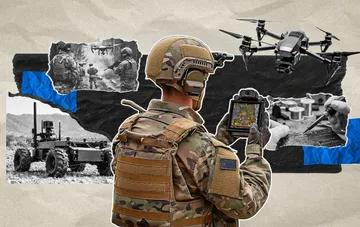 Militärischer Bediener konfiguriert eine Drohne vor dem Hintergrund von Kampfsystemen