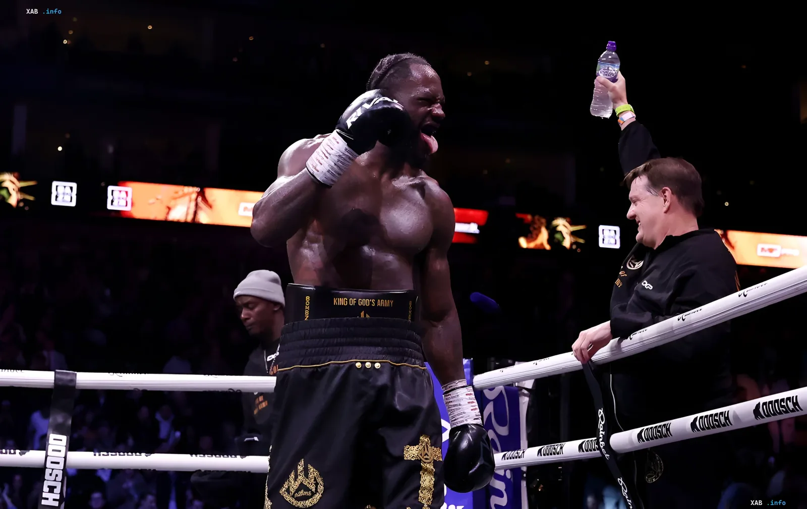 Deontay Wilder jubelt nach einem Sieg im Boxring mit erhobenen Armen